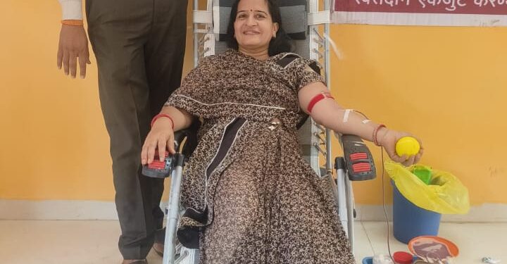 महेश नवमी निमित्त नंदुरबार माहेश्वरी समाजातर्फे रक्तदान शिबिरास महिलांचा उत्स्फूर्त प्रतिसाद
