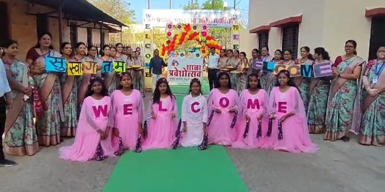 एस.ए.मिशन हायस्कूल व कनिष्ठ महाविद्यालय विद्यार्थ्यांनी बहरले