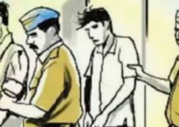 महिलेचे कपडे परिधान करुन रात्रीच्या वेळी ते करीत होते घरफोडी, पोलिसांनी केली तिघांना अटक