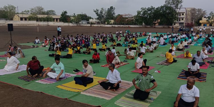 विश्वयोग दिनानिमित्त  नंदनगरीत भव्य योग शिबिरास उत्स्फूर्त प्रतिसाद