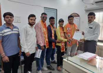 पालकांना एकाच दुकानावरून गणवेश खरेदी करण्याच्या सूचना, कारवाईची उबाठातर्फे मागणी