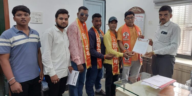 पालकांना एकाच दुकानावरून गणवेश खरेदी करण्याच्या सूचना, कारवाईची उबाठातर्फे मागणी