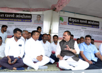 आदिवासींच्या विविध मागणीसाठी करण्यात येणारे आंदोलन 9 व्या दिवशीही सुरूच. पालकमंत्री ना अनिल पाटील यांची आंदोलन स्थळी भेट.