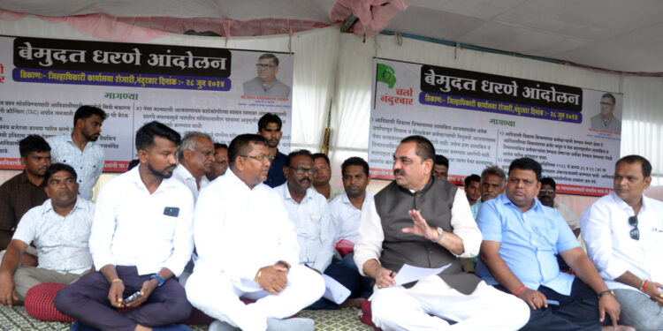 आदिवासींच्या विविध मागणीसाठी करण्यात येणारे आंदोलन 9 व्या दिवशीही सुरूच. पालकमंत्री ना अनिल पाटील यांची आंदोलन स्थळी भेट.