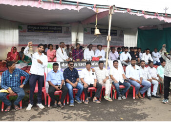 शासनाला जागे करण्यासाठी शासनाच्या निषेधार्थ आंदोलकांचे घंटा नाद आंदोलन