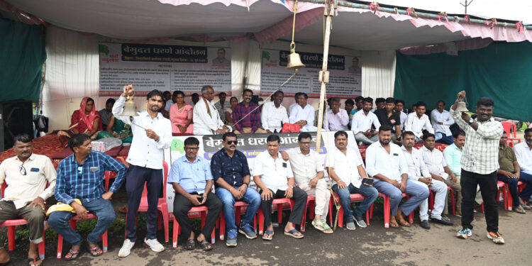शासनाला जागे करण्यासाठी शासनाच्या निषेधार्थ आंदोलकांचे घंटा नाद आंदोलन
