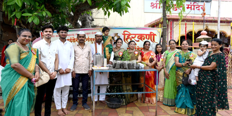 हिरकणी आणि युवारंग फाउंडेशनतर्फे आषाढी एकादशी निमित्त १०१ तुळशी रोप व भक्तांसाठी चहावाटप