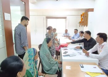 आमदार कार्यालयात मुख्यमंत्री लाडकी बहीण योजनेचे फॉर्म भरण्यासाठी महिलांची तोबा गर्दी