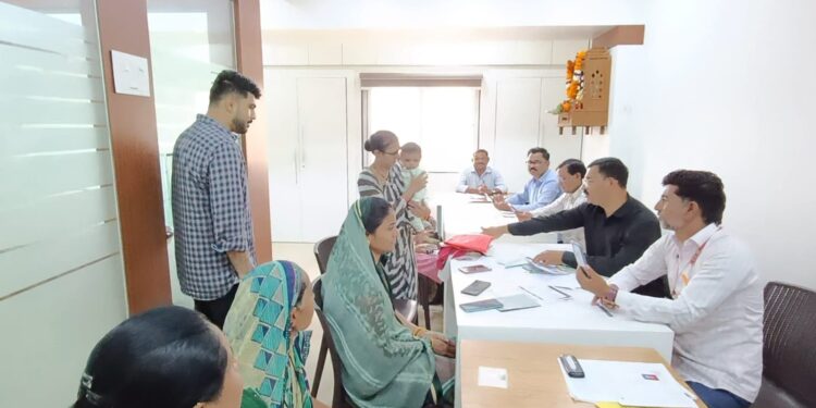 आमदार कार्यालयात मुख्यमंत्री लाडकी बहीण योजनेचे फॉर्म भरण्यासाठी महिलांची तोबा गर्दी