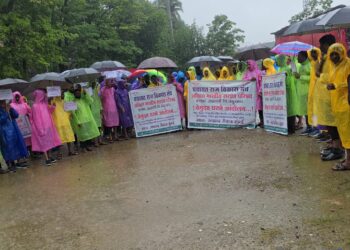 धडगाव तालुक्यातील सरपंचांचे भर पावसात मुंबई येथे आझाद मैदानावर आंदोलन