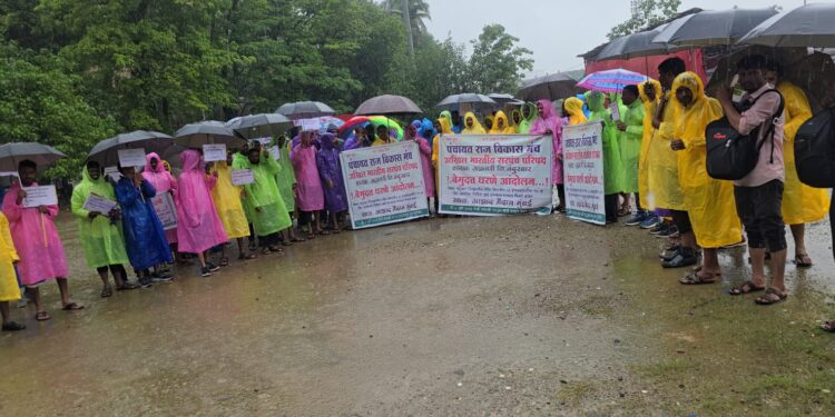 धडगाव तालुक्यातील सरपंचांचे भर पावसात मुंबई येथे आझाद मैदानावर आंदोलन