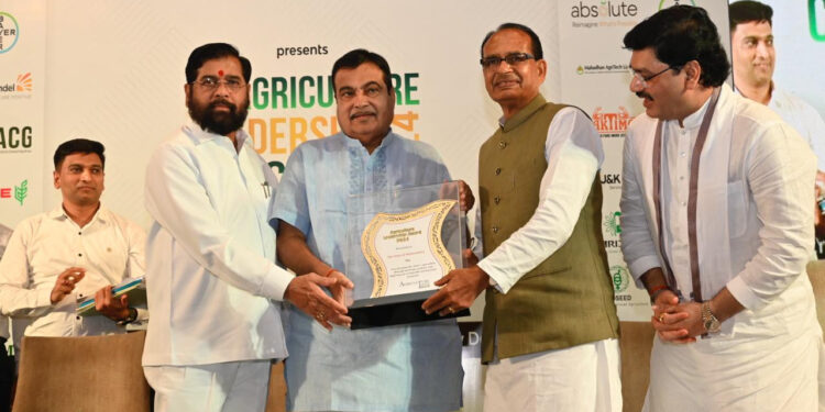 मुख्यमंत्र्यांनी स्वीकारला सर्वोत्कृष्ट कृषी राज्याचा पुरस्कार