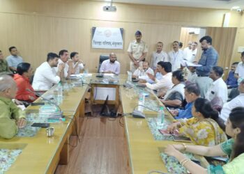 आंदोलकांनी धरले मुख्य कार्यकारी अधिकाऱ्यांना धारेवर; दीर्घ चर्चेनंतर दिले आश्वासन