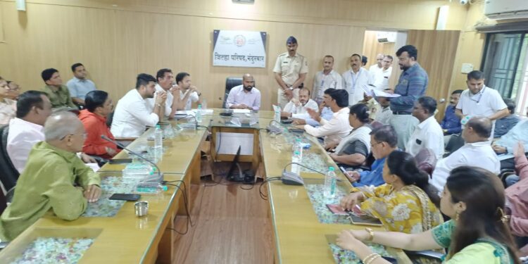 आंदोलकांनी धरले मुख्य कार्यकारी अधिकाऱ्यांना धारेवर; दीर्घ चर्चेनंतर दिले आश्वासन