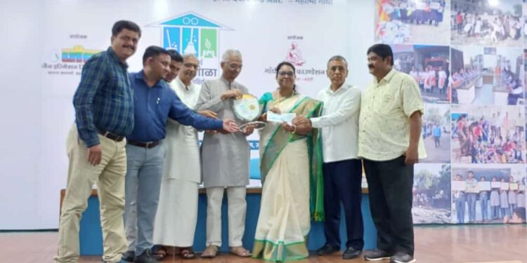 गांधीतीर्थ राज्यस्तरीय स्वच्छ शाळा स्पर्धेत एस. ए. मिशन हायस्कूल व कनिष्ठ महाविद्यालय जिल्ह्यात प्रथम, प्राचार्य नूतनवर्षा वळवी यांनी स्वीकारला पुरस्कार