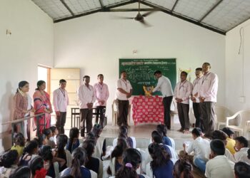 शेजवा येथील बाळासाहेब ठाकरे माध्यमिक विद्यालयात  गुरुपौर्णिमा साजरी