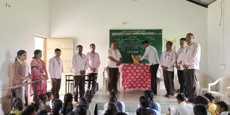 शेजवा येथील बाळासाहेब ठाकरे माध्यमिक विद्यालयात  गुरुपौर्णिमा साजरी