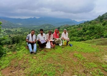 लाडकी बहिण योजनेचे फार्म भरण्यासाठी नेटवर्कसाठी डोंगर माथ्याचा आधार