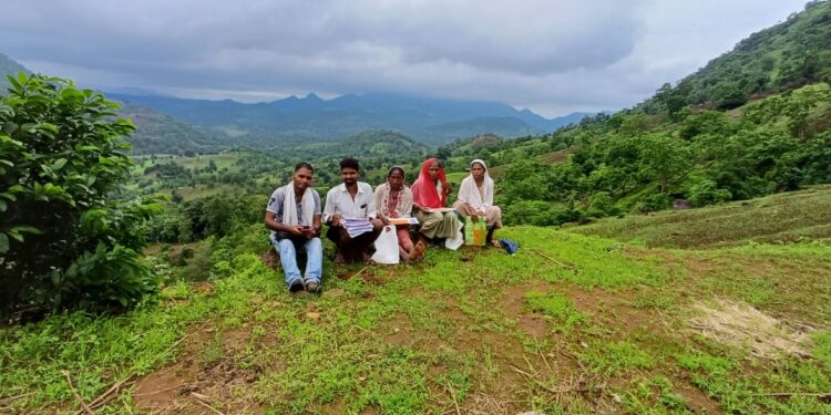 लाडकी बहिण योजनेचे फार्म भरण्यासाठी नेटवर्कसाठी डोंगर माथ्याचा आधार