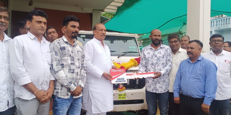 शबरी वित्तीय महामंडळाच्या वाहन वाटप योजनेचा आदिवासी विकास मंत्री डॉ.विजयकुमार गावित यांच्या हस्ते शुभारंभ