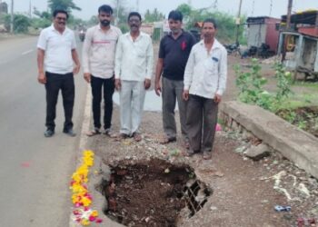 धुळे रस्त्यावरील भगदाडची पूजा करून सार्वजनिक बांधकाम विभागाचा केला निषेध