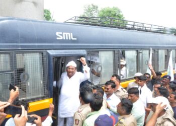 राष्ट्रीय महामार्गावर रास्ता रोको, वाहनांच्या 10 की.मी. पर्यंत रांगा, 9 ऑगस्टला रेल्वेरोकोचा इशारा