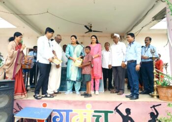 डॉ.हिना गावित यांच्या वाढदिवसानिमित्त गरीब गरजू विद्यार्थी आणि विद्यार्थिनींना 5000 वह्यांचे केले वाटप