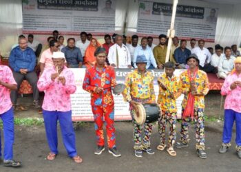 शासनाला जागी करण्यासाठी आदिवासी समाजातर्फे तूर वाद्य वाजवून निषेध