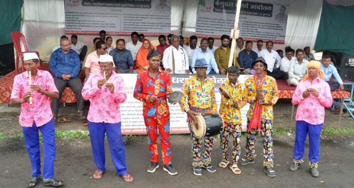 शासनाला जागी करण्यासाठी आदिवासी समाजातर्फे तूर वाद्य वाजवून निषेध