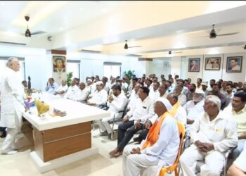 नंदुरबार तालुक्यातील सरपंचांची बैठक; शिवसेना सदस्य नोंदणी अभियान यशस्वी करा, संपर्कप्रमुख चंद्रकांत रघुवंशींचे शिवसैनिकांना आवाहन