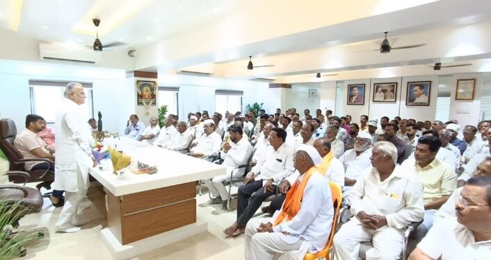 नंदुरबार तालुक्यातील सरपंचांची बैठक; शिवसेना सदस्य नोंदणी अभियान यशस्वी करा, संपर्कप्रमुख चंद्रकांत रघुवंशींचे शिवसैनिकांना आवाहन