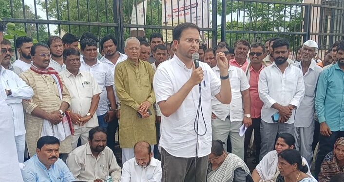 जलजीवन मिशन योजनेच्या अहवाल महिनाभरात द्या; सर्वपक्षीय पदाधिकाऱ्यांचे जि.प समोर धरणे आंदोलन