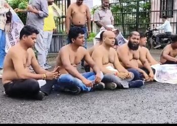 जिल्हा परिषद शाळेच्या दुरुस्तीसाठी सरपंचासह गावकऱ्यांचे अर्धनग्न आंदोलन