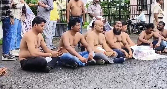 जिल्हा परिषद शाळेच्या दुरुस्तीसाठी सरपंचासह गावकऱ्यांचे अर्धनग्न आंदोलन