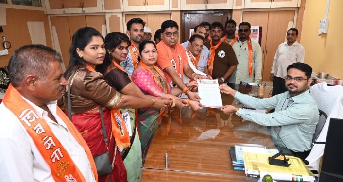 तहसीलदार नितीन गर्जे यांच्याविरुद्ध शिवसेना उबाठा पक्षामार्फत निवेदनाद्वारे तक्रार… तक्रारीची दखल न घेतल्यास १ ऑगस्ट रोजी आंदोलनाच्या इशारा