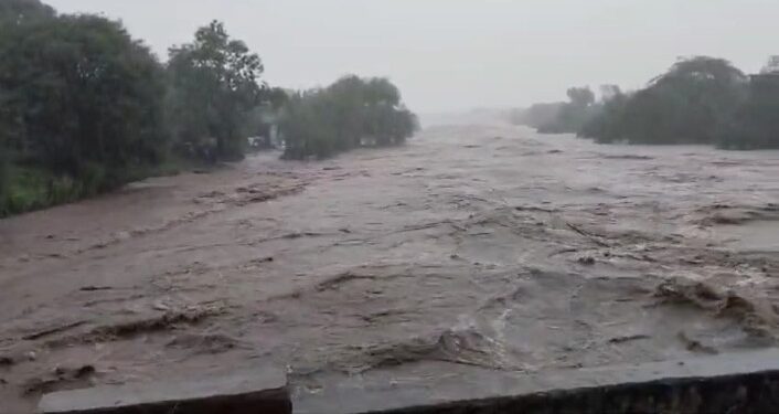 नवापूर रंगावली नदीला पुर; सकल भागातील घरात पाणी शिरले; ग्रामीण भागाचा संपर्क तुटला, राष्ट्रीय महामार्गावरील वाहतूक ठप्प
