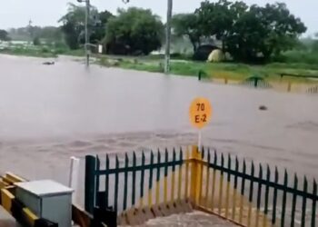 रेल्वे रुळावर पुराचे पाणी, सुरत भुसावळ मार्गावरील रेल्वे सेवा ठप्प, 7 गाड्या वलविल्या, 2 गाड्या रद्द