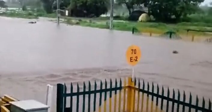 रेल्वे रुळावर पुराचे पाणी, सुरत भुसावळ मार्गावरील रेल्वे सेवा ठप्प, 7 गाड्या वलविल्या, 2 गाड्या रद्द