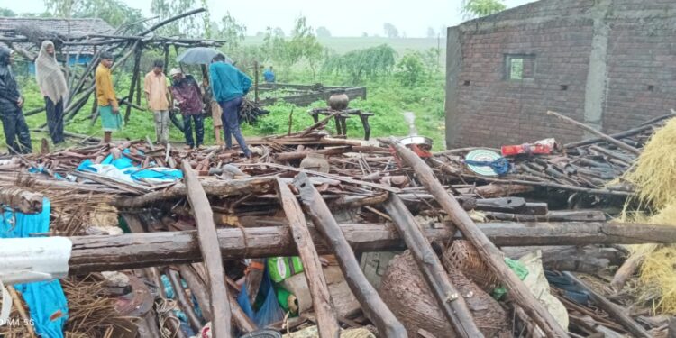 लक्कडकोट येथे एक घर पडून चार जन जखमी,सुमारे सव्वा दोन लाखाचे नुकसान