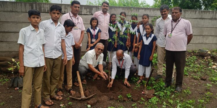 भालेर येथील शिवदर्शन विद्यालयात वृक्षारोपण