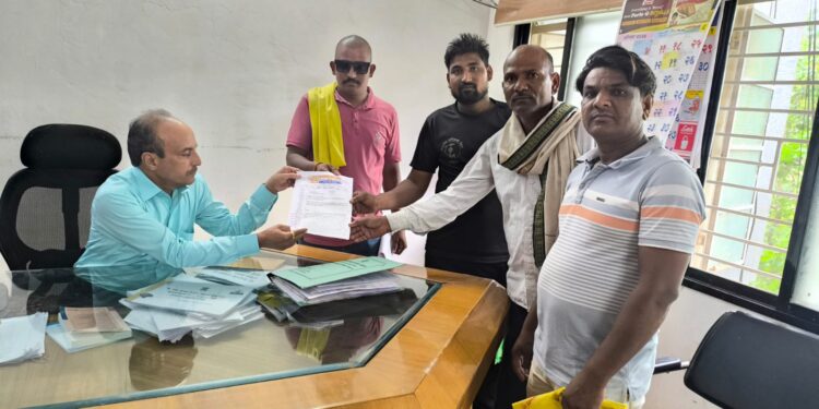 ५ वर्षे मंजूर वनदाव्यांच्या फाईल्स दडपून ठेवणा-या जिल्हा समन्वयकाला सेवेतून काढा,बिरसा फायटर्सची जिल्हाधिकाऱ्यांकडे मागणी