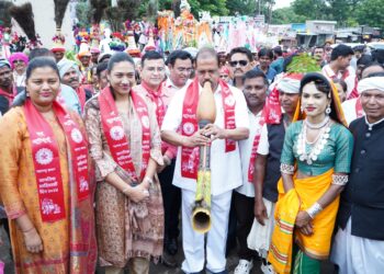 मंत्री डॉ. विजयकुमार गावित यांच्या नेतृत्वात पार पडली भव्य आदिवासी गौरव रॅली; तारपा वादनाचा मंत्री डॉ. गावित यांनी घेतला आनंद