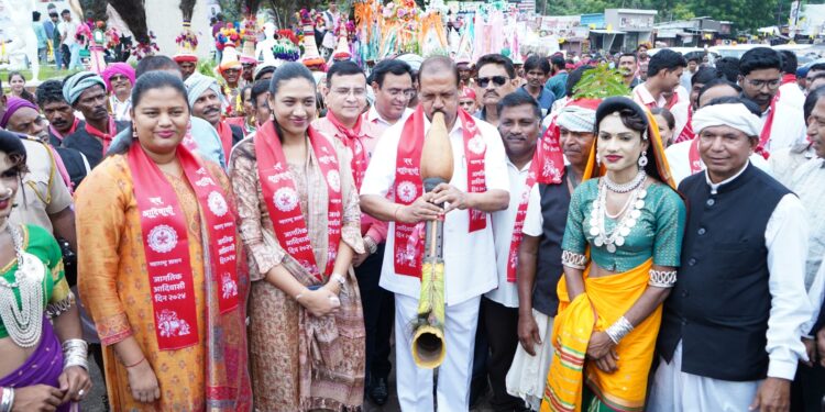 मंत्री डॉ. विजयकुमार गावित यांच्या नेतृत्वात पार पडली भव्य आदिवासी गौरव रॅली; तारपा वादनाचा मंत्री डॉ. गावित यांनी घेतला आनंद