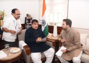 केंद्रीय परिवहन मंत्री नितीन गडकरी यांची खासदार गोवाल पाडवी यांनी घेतली भेट, मतदार संघातील विविध समस्या संदर्भात केली चर्चा