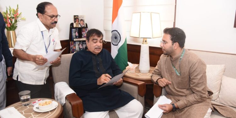 केंद्रीय परिवहन मंत्री नितीन गडकरी यांची खासदार गोवाल पाडवी यांनी घेतली भेट, मतदार संघातील विविध समस्या संदर्भात केली चर्चा