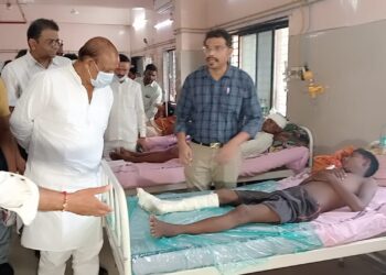 अपघातग्रस्त जखमी भक्तांचे मंत्री डॉ. विजयकुमार गावित यांनी केले सांत्वन