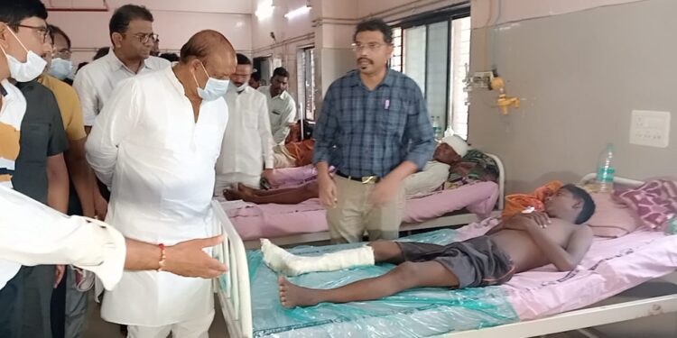 अपघातग्रस्त जखमी भक्तांचे मंत्री डॉ. विजयकुमार गावित यांनी केले सांत्वन