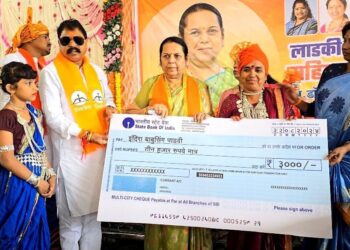 बँकेच्या रांगेत महिलांची गैरसोय होऊ नये म्हणून डॉ.गोऱ्हे यांच्याकडून स्वखर्चातून २ लक्ष रुपयांची घोषणा