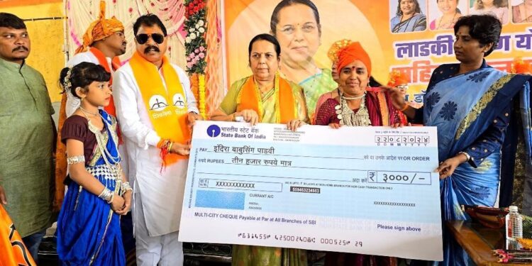 बँकेच्या रांगेत महिलांची गैरसोय होऊ नये म्हणून डॉ.गोऱ्हे यांच्याकडून स्वखर्चातून २ लक्ष रुपयांची घोषणा