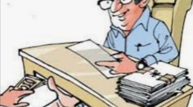 रेशन कार्ड बनवून देण्यासाठी पाचशे रुपयांचे लाज घेताना पुरवठा निरीक्षकास रंगेहात अटक